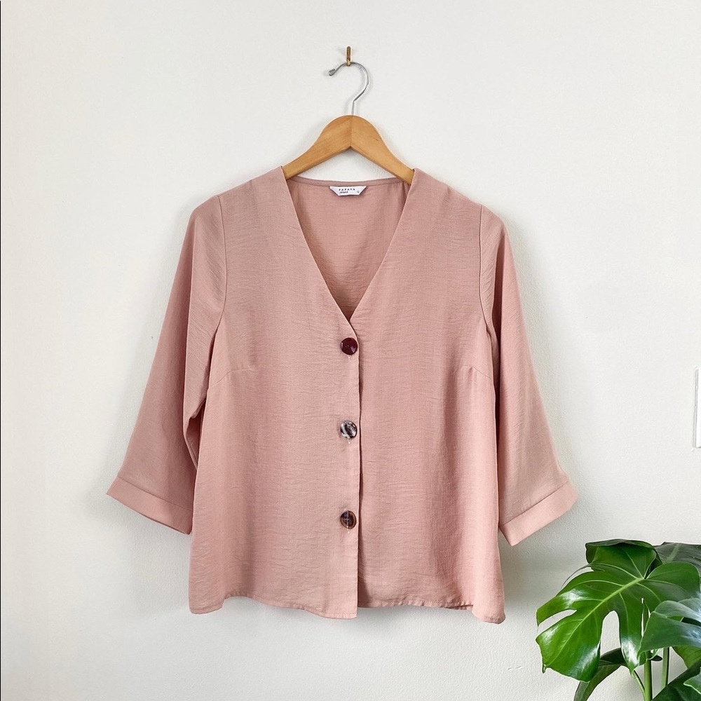 Papaya 3/4 sleeve top with tortoiseshell buttons. Size 8.